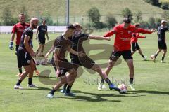 3. Liga; FC Ingolstadt 04 - Trainingslager Südtirol, Zweikampf Kampf um den Ball Valmir Sulejmani (7, FCI) Yassin Ben Balla (28, FCI) Arian Llugiqi (25, FCI) Nico Antonitsch (5, FCI) Torwart Marius Funk (1, FCI)