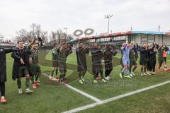 3. Liga; SC Verl - FC Ingolstadt 04; Spieler bedanken sich bei den Fans Sieg Jubel Freude 1:4