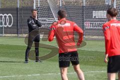 3.Liga - Saison 2022/2023 - FC Ingolstadt 04 -  - Cheftrainer Michael Köllner (FCI) beim ersten Training - Cheftrainer Michael Köllner (FCI) sieht beim warm machen zu - Foto: Meyer Jürgen