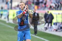 3. Liga; SSV Jahn Regensburg - FC Ingolstadt 04; Spieler bedanken sich bei den Fans Ehrenrunde Torwart Marius Funk (1, FCI) mit Fanschal