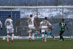 3. Liga; Testspiel, FC Ingolstadt 04 - SpVgg Greuther Fürth; Elfmeter Julian Green (37 Fürth) verschieß gegen Torwart Markus Ponath (40, FCI)