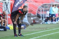 2. Frauen-Bundesliga; FC Ingolstadt 04 - SC Sand; Cheftrainer Benjamin Stolte (FCI) an der Seitenlinie, Spielerbank