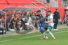 2.BL; FC Ingolstadt 04 - Werder Bremen, Zweikampf Hawkins Jaren (20 FCI) Jung Anthony (3 Bremen)