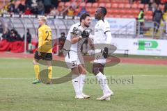 3. Liga; SpVgg Bayreuth - FC Ingolstadt 04; Pascal Testroet (37, FCI) Moussa Doumbouya (27, FCI) geben sich die Hand