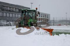 2023_12_1 - - Saison 2023/24 - Schnee auf dem Fussballplatz - ASP - Audi Sport Park - Platz ist gesperrt - Schild platz ist gesperrt Schnee Tor Spielabsage Schnee schippen Traktor Greenkeeper - Foto: Meyer Jürgen