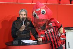 3. Liga; FC Ingolstadt 04 - Hallescher FC; Stadionsprecher Italo Mele mit Maskottchen Schanzi