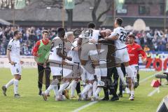 3. Liga; SV Meppen - FC Ingolstadt 04; Tor Jubel Treffer 0:2  mit dem Kopf Moussa Doumbouya (27, FCI) an der Seitenlinie, Spielerbank Torwart-Trainer Robert Wulnikowski (FCI) Cheftrainer Michael Köllner (FCI) Hans Nunoo Sarpei (18 FCI) Arian Llugiqi (25, 