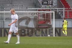 3. Liga; SV Wehen Wiesbaden - FC Ingolstadt 04; Tor für Wiesbaden, Torwart Marius Funk (1, FCI) holt enttäuscht den Ball