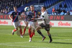 2.BL; Holstein Kiel - FC Ingolstadt 04 - Zweikampf Kampf um den Ball Filip Bilbija (35, FCI) Thesker Stefan (5 Kiel)