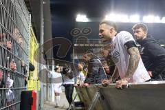 3. Liga; SV Waldhof Mannheim - FC Ingolstadt 04; Spieler bei den Fans, Niederlage, hängende Köpfe, Diskussion mit Fans, Spieler fordern mehr für die jungen Mitspieler, Pascal Testroet (37, FCI) Torwart Marius Funk (1, FCI) Denis Linsmayer (23, FCI) Patric