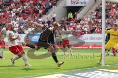 3. Liga; Rot-Weiss Essen - FC Ingolstadt 04; Tobias Bech (11, FCI) trifft zum 2:1 gegen Torwart Golz Jakob (1 RW) Tor Jubel Treffer Herzenbruch Felix (3 RW)