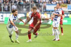 3. Liga; MSV Duisburg - FC Ingolstadt 04; Zweikampf Kampf um den Ball Frederik Christensen (11, FCI) Coskun Can (27 MSV) Viet Christian (10 MSV)