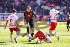 3. Liga; SSV Jahn Regensburg - FC Ingolstadt 04; Zweikampf Kampf um den Ball Benjamin Kanuric (8, FCI) Bulic Rasim (5 Jahn) Saller Benedikt (6 Jahn)