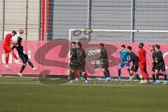 A - Junioren Bundesliga Süd/Südwest -  Saison 2021/2022 - FC Ingolstadt 04 - FC Bayern München - Perconti Jonas (#2 FCI) beim Kopfball - Dressel Simon Torwart München - Foto: Meyer Jürgen