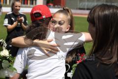 2. Fußball-Liga - Frauen - Saison 2022/2023 - FC Ingolstadt 04 - FCB München II - Verabschiedung von Loretta Lulaj (Nr.9 - FCI Frauen) durch Stefanie Hamberger - Foto: Meyer Jürgen