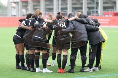 2024_2_10 - 2. Bundesliga Frauen - Saison 2023/24 - Freundschaftsspiel - FC Ingolstadt 04 Frauen - Schwaben Augsburg -  Die Mannschaft bildet einen Kreis vor dem Spiel -  - XXXXX - Foto: Meyer Jürgen