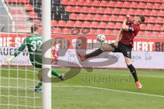 3. Liga - Fußball - FC Ingolstadt 04 - SV Meppen - Stefan Kutschke (30, FCI) Torwart Domaschke Erik (32 Meppen)