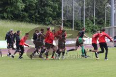 Relegation 2 - U17 - SSV Jahn Regensburg - FC Ingolstadt 04 - Spiel ist aus, 1:1 Ingolstadt steigt in die Bundesliga U17 auf, Jubel Party Feier, Team läuft aufs Spielfeld zum Gratulieren