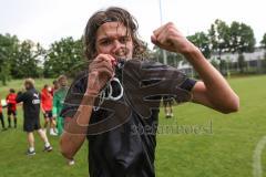 Relegation 2 - U17 - SSV Jahn Regensburg - FC Ingolstadt 04 - Spiel ist aus, 1:1 Ingolstadt steigt in die Bundesliga U17 auf, Jubel Party Feier, Team läuft aufs Spielfeld zum Gratulieren, Benjamin Causevic (10 FCI) küsst das FCI Wappen