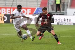 2.BL; FC Ingolstadt 04 - FC ST. Pauli; Zweikampf Kampf um den Ball Dennis Eckert Ayensa (7, FCI) Aremu Afeez (14 Pauli)