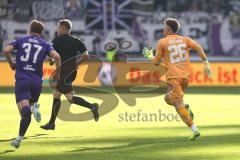 3. Liga; Erzgebirge Aue - FC Ingolstadt 04; Torwart Boevink Pelle (26 FCI) muss zurück spurten, Seidel Paul (37 Aue) läuft zum leeren Tor