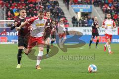 2.BL; SSV Jahn Regensburg - FC Ingolstadt 04; Dennis Eckert Ayensa (7, FCI) Jan Elvedi (33 Jahn) Zweikampf Kampf um den Ball