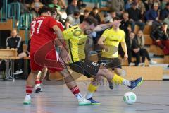 Lotto Bayern Hallencup - Saison 2024/25 - Türkisch SV Ingolstadt - FC Hitzhofen/Oberzell- Christoph Thomas gelb Hitzhofen - Daniel Drotleff rot Türkisch - Foto: Meyer Jürgen