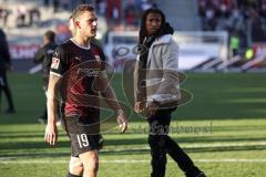 2.BL; FC Ingolstadt 04 - SSV Jahn Regensburg; Marcel Gaus (19, FCI) Kapitän geht zu den Fans und spricht mit ihnen