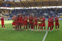 3. Liga; Alemannia Aachen - FC Ingolstadt 04; Sieg Jubel Freude Spieler bedanken sich bei den Fans