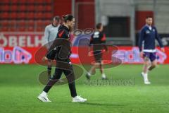 3. Liga; FC Ingolstadt 04 - Erzgebirge Aue; Spiel ist aus, Niederlage, hängende Köpfe 3:5; Cheftrainerin Sabrina Wittmann (FCI) geht zur Mannschaft auf den Platz