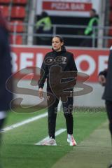 3. Liga; FC Ingolstadt 04 - SC Verl; Cheftrainerin Sabrina Wittmann (FCI) an der Seitenlinie, Spielerbank