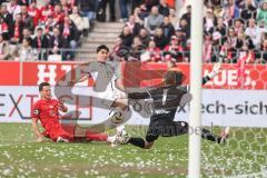 3. Liga; Rot-Weiss Essen - FC Ingolstadt 04; Torchance verpasst Deniz Zeitler (38, FCI) an Pfosten Schultz Michael (4 RWE) Torwart Golz Jakob (1 RWE)