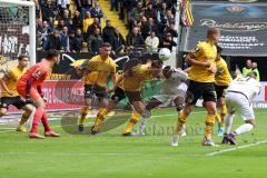 3.Liga - Saison 2022/2023 - Dynamo Dresden - FC Ingolstadt 04 - Torwart Stefan Drljaca (Nr.23 - Dynamo Dresden) - Moussa Doumbouya (Nr.27 - FCI) - Foto: Meyer Jürgen