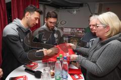 2024_1_16 - 3. Liga - Saison 2023/24 - Fantreffen - FC Ingolstadt 04 -  - Lukas Fröde (Nr.34 - FC Ingolstadt 04) - Pascal Testroet (Nr.37 - FC Ingolstadt 04) beim Autogramm schreiben - Foto: Meyer Jürgen