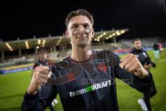 3. Liga; TSV Havelse - FC Ingolstadt 04; Sieg Jubel Freude 2:6 Spieler bedanken sich bei den mitgereisten Fans Tanz Julian Kügel (29, FCI)