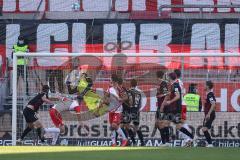 2.BL; FC Ingolstadt 04 - SSV Jahn Regensburg; Torwart Fabijan Buntic (24, FCI) rettet den Ball über das Tor