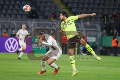 DFB Pokal; Borussia Dortmund - FC Ingolstadt 04; Fatih Kaya (9, FCI) Can Emre (23 BVB) berührt mit der Hand Foul