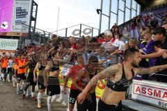 3.Liga - Saison 2022/2023 - VFL Osnabrück - FC Ingolstadt 04 - Das Spiel ist aus - Jubel - Die Mannschaft feiert mit den fans  - Foto: Meyer Jürgen