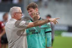 3. Liga - Saison 2026/27 - SC Sonnenhof Großaspach - FC Ingolstadt 04 - Geschäftsführer Sport/Kommunikation Harald Gärtner (FCI) gratuliert zu seiner guten Leistung Torwart David Klein (Nr.47 - FCI) - XXXXX - Foto: Meyer Jürgen
