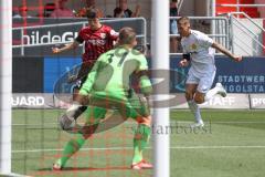 3. Fußball-Liga - Saison 2022/2023 - FC Ingolstadt 04 - SpVgg Bayreuth - Röhl Merlin (Nr. 34 - FCI) - Torwart Sebastian Kolbe (Nr.31 - SpVgg Bayreuth) -  - Foto: Meyer Jürgen