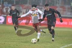 3. Liga; SSV Jahn Regensburg - FC Ingolstadt 04; Zweikampf Kampf um den Ball Oliveira Nicolas (25 SSV) Linus Rosenlöcher (19, FCI)