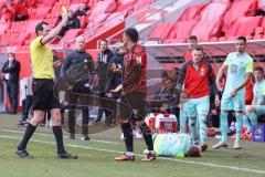 3. Liga - FC Ingolstadt 04 - 1. FC Kaiserslautern - Torschütze zum Siegtreffer 1:0 Tor Justin Butler (31, FCI) kassiert gelb, Bakhat Anas (36 FCK) am Boden