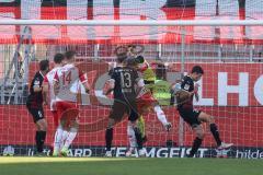 2.BL; FC Ingolstadt 04 - SSV Jahn Regensburg; Bedrängnis, Merlin Röhl (34, FCI) wird angeschossen, Torwart Fabijan Buntic (24, FCI) David Otto (14 SSV)