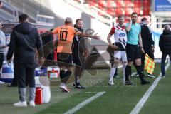 3. Liga; FC Ingolstadt 04 - FC Viktoria Köln; Max Dittgen (10, FCI) beschwert sich beim Schiedsrichter und bekommt gelbe Karte