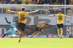 2.BL; Dynamo Dresden - FC Ingolstadt 04, Tor für Dresden, Torwart Fabijan Buntic (24, FCI) ohne Chance Jubel, Maximilian Neuberger (38, FCI) am Boden