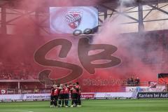 3. Liga; FC Ingolstadt 04 - 
VfB Oldenburg; Fan Fankurve Banner Fahnen Spruchband Choreografie Feuer vor dem Spiel Teambesprechung Wappen