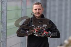 3. Liga; FC Ingolstadt 04 - Trainingsauftakt im Audi Sportpark, Trainingsgelände; Torwart Marius Funk (1, FCI) an seinem Geburtstag