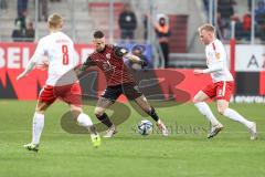 3. Liga; FC Ingolstadt 04 - 
Rot-Weiss Essen; Zweikampf Kampf um den Ball Ryan Malone (16, FCI) Harenbrock Cedric (8 RWE) Berlinski Ron (9 RWE)