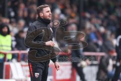 3. Liga; SC Verl - FC Ingolstadt 04; an der Seitenlinie, Spielerbank Co-Trainer Fabian Reichler (FCI) erklärt