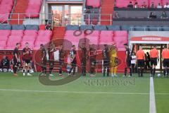 Toto-Pokal - Saison 2023/2024 - FC Ingolstadt 04 - Jahn Regensburg - Die Mannschaft begrüßt die Fans - Foto: Meyer Jürgen